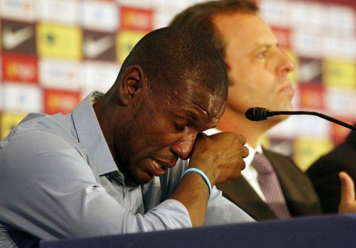 Barcelona&#039;s French defender Eric Abidal sheds a tear at a press conference in Barcelona on May 30, 2013