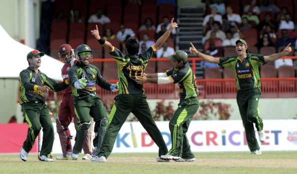 Pakistan bowler Shahid Afridi (C) celebrates with teammates as West Indies captain Dwayne Bravo (2nd L) LBW for 0 during the 1st ODI at Guyana National Stadium on July 14, 2013. (Getty Images)
