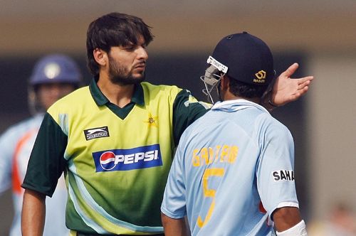 Gautam Gambhir argues with Shahid Afridi