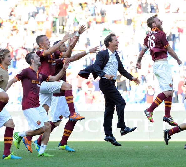 Manager Rudi Garcia (C) and Daniele De Rossi (R) of AS Roma celebrate the victory after the Serie A match against SS Lazio at Stadio Olimpico on September 22, 2013 in Rome, Italy.  (Getty Images)