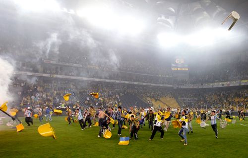 Image: Fenerbahce soccer fans clash with riot police after their team's Turkish Super League, Super Final match against Galatasaray at Sukru Saracoglu stadium in Istanbul