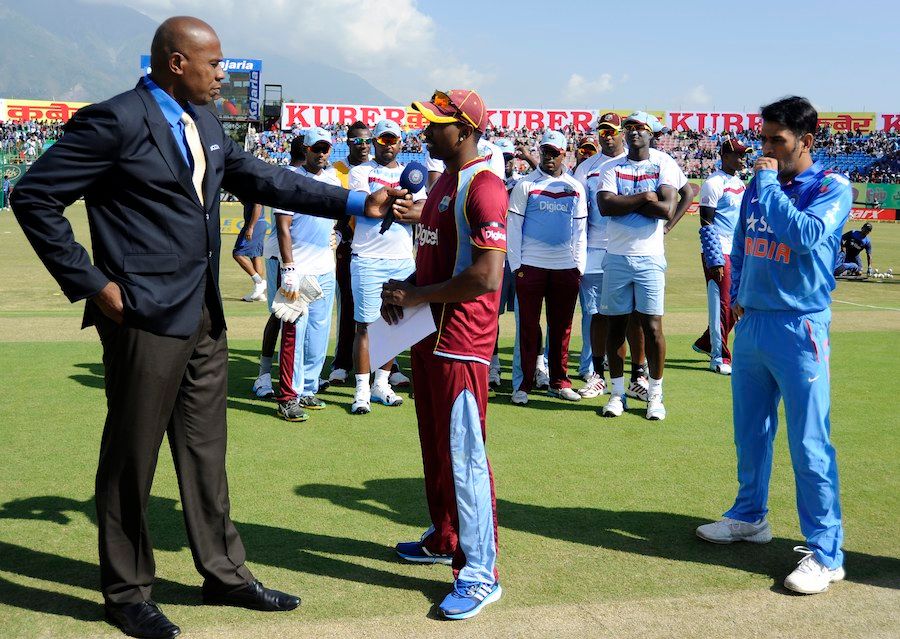 Dwayne Bravo at the toss with the entire team