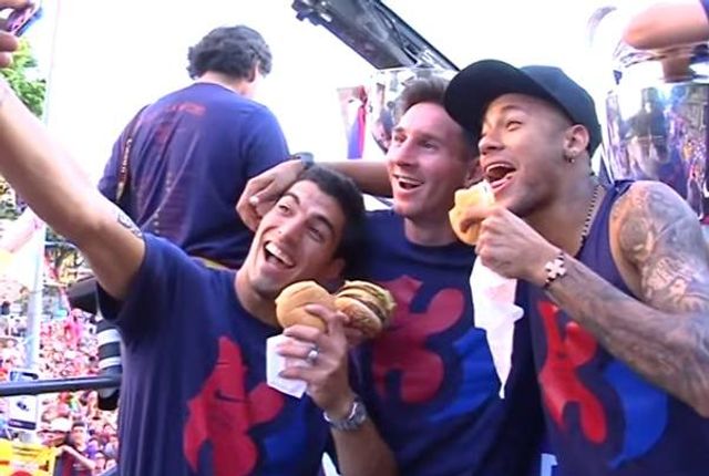 Neymar hungry for burgers in trophy parade, shares them with Messi and Suarez