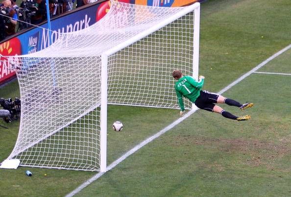 Frank Lampard&acirc;s shot rebounds of the crossbar and bounces inside the goal line before coming out