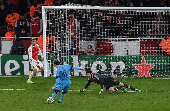 Messi scores past Cech