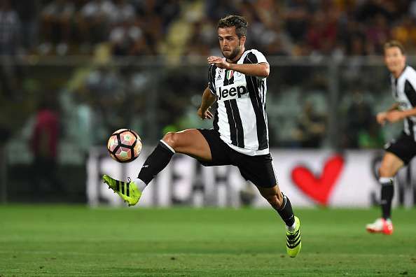 MODENA, ITALY - AUGUST 13:  Miralem Pjanic of FC Juventus controls the ball during the Pre-Season Friendly match between FC Juventus and Espanyol at Alberto Braglia Stadium on August 13, 2016 in Modena, Italy.  (Photo by Valerio Pennicino/Getty Images)