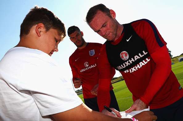 BURTON-UPON-TRENT, ENGLAND - AUGUST 30: Wayne Rooney and Fraser Forster of England sign autographs during an England training session at St George's Park on August 30, 2016 in Burton-upon-Trent, England.  (Photo by Matthew Lewis/Getty Images)