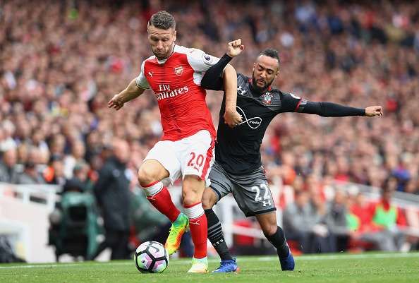 LONDON, ENGLAND - SEPTEMBER 10:  Shkodran Mustafi of Arsenal (L) and Nathan Redmond of Southampton (R) battle for possession during the Premier League match between Arsenal and Southampton at Emirates Stadium on September 10, 2016 in London, England.  (Photo by Paul Gilham/Getty Images)