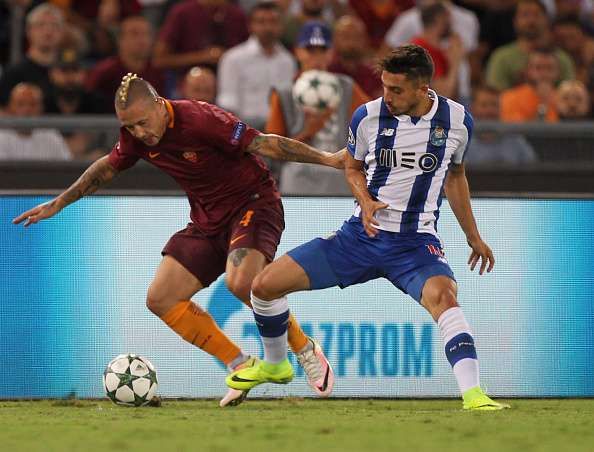 ROME, ITALY - AUGUST 23:  Andre' Silva (R) of FC Porto competes for the ball with Radja Nainggolan of AS Roma during the UEFA Champions League qualifying playoff round second leg match between AS Roma and FC Porto at Stadio Olimpico on August 23, 2016 in Rome, Italy.  (Photo by Paolo Bruno/Getty Images)