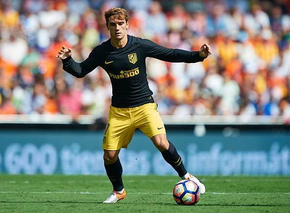 VALENCIA, SPAIN - OCTOBER 02:  Antoine Griezmann of Atletico de Madrid runs with the ball during the La Liga match between Valencia CF and Atletico de Madrid at Mestalla Stadium on October 02, 2016 in Valencia, Spain.  (Photo by Manuel Queimadelos Alonso/Getty Images)