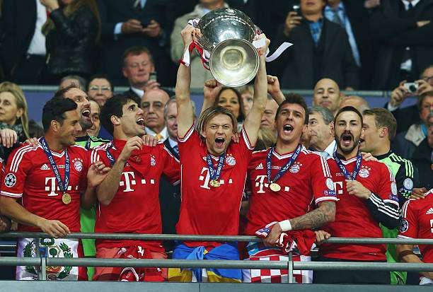 LONDON, ENGLAND - MAY 25:  Anatoliy Tymoshchuk of Bayern Muenchen lifts the trophy in celebration alongside team mates Claudio Pizarro (L), Javi Martinez, Mario Mandzukic (2R) and Emre Can (R) after victory in the UEFA Champions League final match between Borussia Dortmund and FC Bayern Muenchen at Wembley Stadium on May 25, 2013 in London, United Kingdom.  (Photo by Alex Grimm/Getty Images)