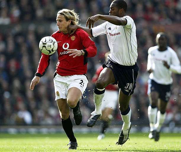 Diego Forlan shrugs off Anthony Gardener of Spurs