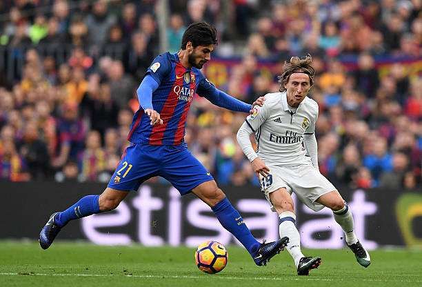 BARCELONA, SPAIN - DECEMBER 03: Andre Gomes of Barcelona and Luka Modric of Real Madrid compete for the ball during the La Liga  match between FC Barcelona and Real Madrid CF at Camp Nou on December 3, 2016 in Barcelona, Spain.  (Photo by David Ramos/Getty Images)