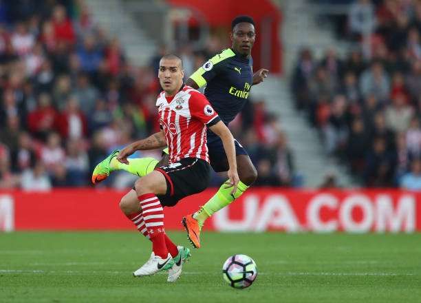 SOUTHAMPTON, ENGLAND - MAY 10: Danny Welbeck of Arsenal is challenged by Oriol Romeu of Southampton during the Premier League match between Southampton and Arsenal at St Mary's Stadium on May 10, 2017 in Southampton, England.  (Photo by Michael Steele/Getty Images)