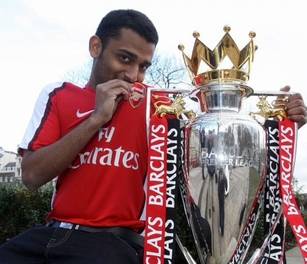 Aby with the English Premier League Trophy at the Big Ben in London