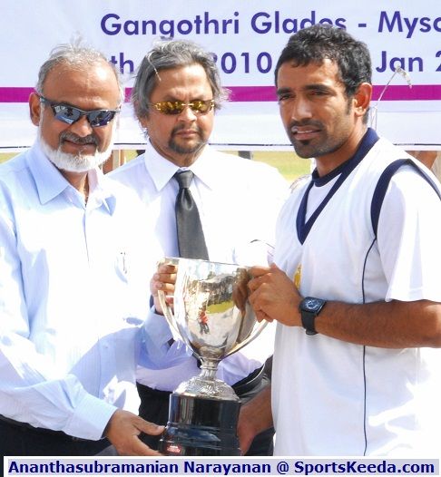 Uthappa collected the runners&acirc;€™ trophy from Brijesh Patel.