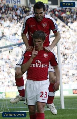 cesc-fabregas-arshavin-wigan-celebrate